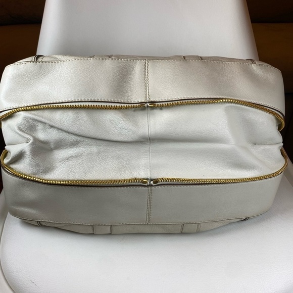 Marc Jacob’s grained ivory leather. - Picture 8 of 9